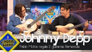 Pablo Motos regala dos guitarras españolas a Johnny Depp y Riccardo Scamarcio  El Hormiguero [upl. by Assirac589]