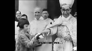 Cerimonia della benedizione dei colombi davanti alla Basilica di San Giovanni in Laterano 1937 [upl. by Rodama]