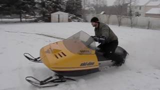 Old School Snowmobile Fun 1987 Skidoo Safari 377 [upl. by Alael]