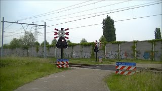 Spoorwegovergang Zevenbergschen Hoek  Dutch railroad crossing [upl. by Suired]