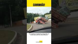 Caminhão carregado de Cerveira tomba na pista [upl. by Kellen]