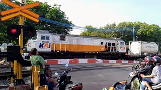 PALANG PINTU PERLINTASAN KERETA API JL LAYUR SEMARANG  KA BARANG KONTAINER [upl. by Nussbaum816]