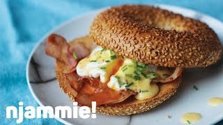 Breakfast Bagel Benedict recept  njammie [upl. by Hildie]