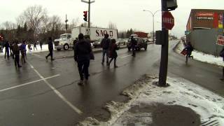 20131202  Une voiture fonce dans un blocage en solidarité avec Elsipogtog [upl. by Ruperto]