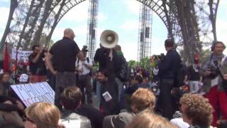 Action des grévistes SNCF et intermittents à la Tour Eiffel [upl. by Ardnnek]