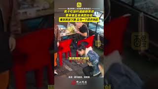 貴州遵義一男子在外面吃飯時看見跛腳男孩，要來餐盒裝了滿滿一碗菜，看到男孩下跪，立馬一個箭步扶起｜正能量｜好人好事｜暖心｜民生百態｜Foshan Street [upl. by Nodlehs]