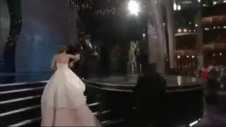 Jennifer Lawrence sufre aparatosa caída camino a recibir el Oscar a mejor actriz [upl. by Aicela456]