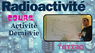 TSTI2D Radioactivité  Cours 24  définition de lactivité en Becquerel et de la demivie [upl. by Osnola251]