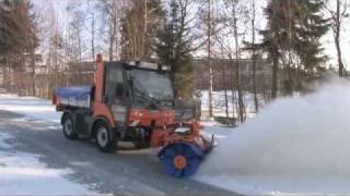 Kehrmaschine  Kehrwalze FKM 1500 mit Mittelantrieb im Winterdienst [upl. by Lacy]