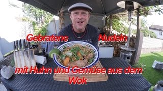 Gebratene Nudeln mit Huhn und Gemüse aus dem Wok [upl. by Polito]