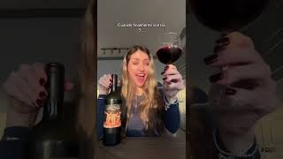 El vino no resuelve problemas pero hace que se vean mejor 🍷😜 shorts [upl. by Almeida834]