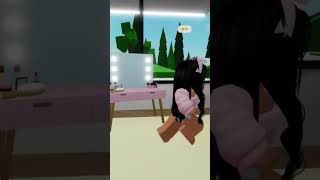 Estce que tu m’as acheté un cadeau mamie 😭 shorts roblox [upl. by Leler]