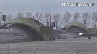 Stormvloedkering Ramspol in Kampen an storm dicht [upl. by Haig]