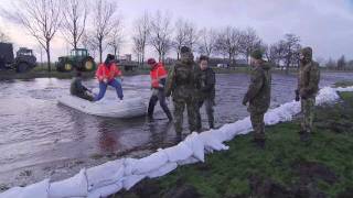 Militairen strijden tegen wateroverlast Groningen [upl. by Annelg]