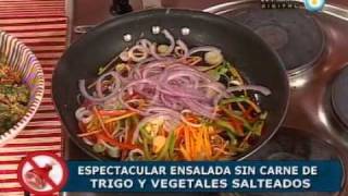 Recetas sin carne Ensalada de trigo y vegetales salados [upl. by Dustman373]