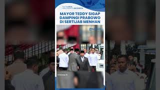 Mayor Teddy Sigap Dampingi Presiden Prabowo saat Sertijab Menteri Pertahanan Naik Maung Garuda RI 1 [upl. by Josefina894]