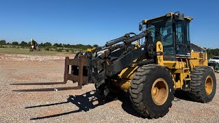 Cat IT 28 G Tool Carrier  Front Loader  How To Operate Hydraulic Quick Attach [upl. by Ahtivak]