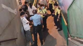 一男子被港鐵職員圍住唔比佢走，聽人講該男子在輕鐵車廂食煙，警察來解決 [upl. by Lonni]