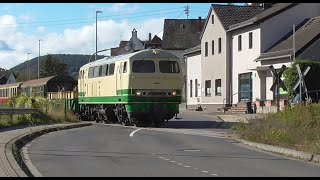 Brohltalbahn Personenzug mit Güterbeförderung  Gemischter Zug Bahnübergang Burgbrohl [upl. by Halyhs518]