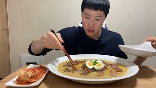 리얼리티먹방일본식 돈코츠라멘4봉 토핑 삼겹살🥓댤걀🥚청양고추 배추김치 허겁지겁 먹었습니다 Tonkotsu Ramen Mukbang [upl. by Olli]