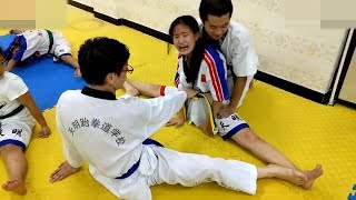 Taekwondo split training pain is the lubricant of success [upl. by Trahurn]