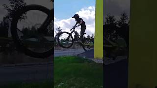 Coole Sprünge Die MTB Bros bike mtb viralvideo bikelife downhill trail jump viralvideos [upl. by Nnaid]