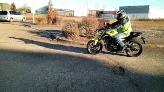 Sinsérer et sortir dun rond point à Moto le 29122016 [upl. by Yrod]