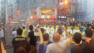 İstiklal Caddesi fenerbahçe taraftarı baskın [upl. by Depoliti]