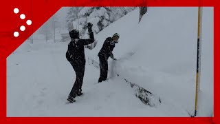 Madonna di Campiglio sotto abbondanti nevicate si gioca a palle di neve [upl. by Grath]