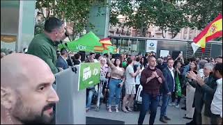 1 Abascal expulsa a los antifascistas del mitin de VOX en Reus en defensa propia [upl. by Vinna]