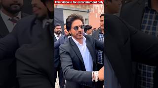 शाहरुख खान ने गरीब लोगों को खाना खिलाया  Sharukh Khan Poor Man Eating shortvideo sharukhkhan [upl. by Uela]