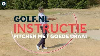 GOLFNL Instructie Pitchen met goede draai [upl. by Sueaddaht]