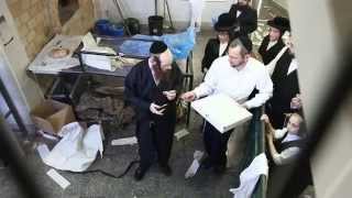 Last Matzahs Baked Two Hours Before Yom Tov on Erev Pesach 5774 HD 2014 המצות אחרונות בערב פסח [upl. by Vareck]