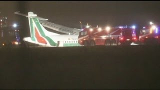 Má aterragem de avião fretado por companhia romena fere seis pessoas em Itália [upl. by Kcirnek639]