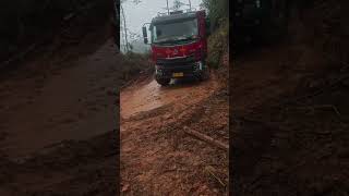 Trucks going over slippery slopes on rainy days are too dangerous [upl. by Atinihs]