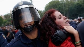 Polémica en España por las cargas policiales en Madrid [upl. by Hulburt]