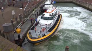 Lynx class pilot boat docking [upl. by Anawad407]