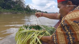 Suku dayak desa kuluk bali melarutkan sesajen di sungai ritual bayar hajat [upl. by Elicul]