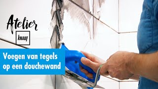 Voegen van de tegels op een douchewand  Atelier Knauf [upl. by Seftton]