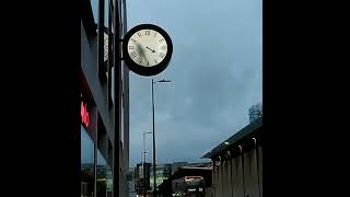 パディントン駅横の時計 Maarten Baas’s Real Time clock next to Paddington Station [upl. by Enidanreb]