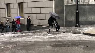 Grésil verglas Trottoir glissant dans le VieuxMontréal [upl. by Arden]