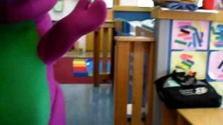 BARNEY LE DA UNA SORPRESA A HANNIA EN SU DAYKARE POR SU CUMPLE PARTE 1 2009 [upl. by Elaval]