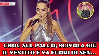 Clara Soccini Incidente choc sul palco mentre cantava scivola giù il vestito e va fuori di sen [upl. by Thorstein483]