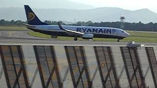 milano bergamo orio al serio BGY rullaggio aereo della ryanair b737800 al parcheggio [upl. by Dalis]