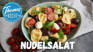 Nudelsalat mediterran mit Tomaten und Mozarella  Tortellinisalat [upl. by Winthorpe]