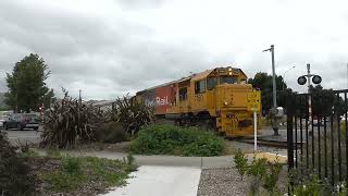 DFB 7160 Coastal Pacific 700 main street crossing Blenheim [upl. by Ryun160]