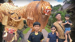 Irvan Sama Adiknya Melihat Barong Barongan Macan Besar sekali Dan Membeli Es Krim [upl. by Nady]