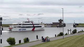 BÜSUM  Ausfahrt der MS Nordlicht II aus dem Büsumer Hafen nach Helgoland büsum hafen schiffe [upl. by Lanti]