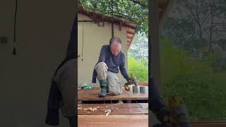 Visser à une main des lames pour ma terrasse  possible  handicap bricolage [upl. by Ochs145]