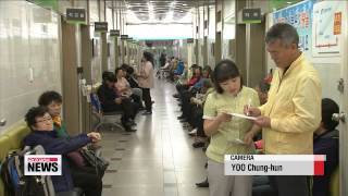 ARIRANG NEWS 0800 Divers break through windows of sunken ferry retrieve bodies [upl. by Narbig]